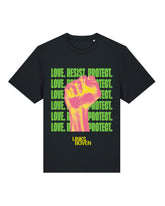 T-shirt LOVE. RESIST. PROTECT. (vuist) Zwart