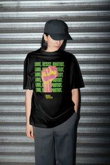 T-shirt LOVE. RESIST. PROTECT. (vuist) Zwart